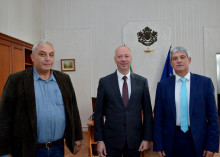 Министър Росен Желязков се срещна с президента на КНСБ Пламен Димитров и председателя на СЖБ Петър Бунев